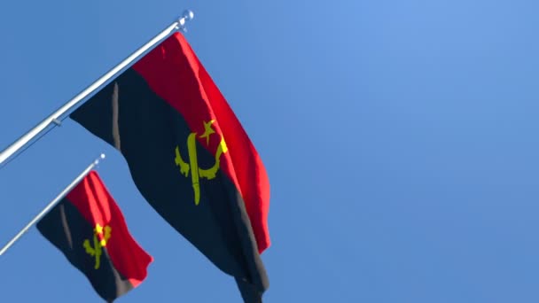Η εθνική σημαία της Αγκόλας κυματίζει στον άνεμο ενάντια στον γαλάζιο ουρανό. — Αρχείο Βίντεο