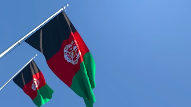 La bandera nacional de Afganistán ondea en el viento contra un cielo azul — Vídeo de stock