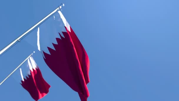 카타르의 국기가 푸른 하늘을 배경으로 바람에 나부끼고 있습니다. — 비디오