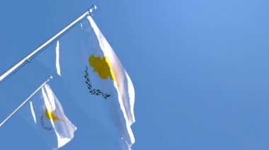 Kıbrıs ulusal bayrağı mavi gökyüzüne karşı rüzgarda dalgalanıyor