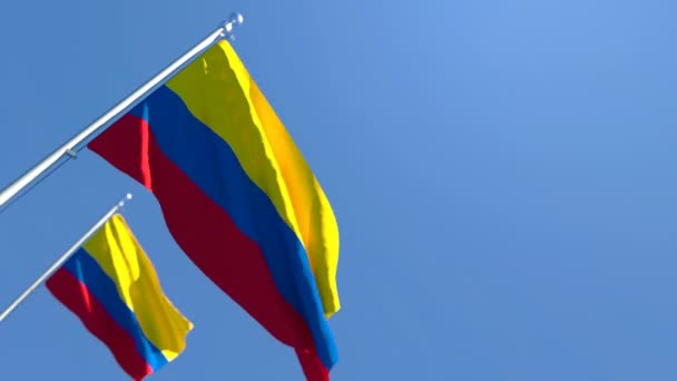 コロンビアの国旗が青い空に向かって風に乗って飛んでいます — ストック動画