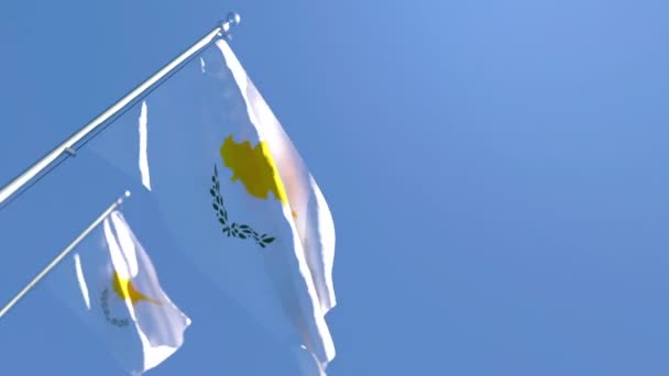 Die zyprische Nationalflagge weht im Wind vor blauem Himmel — Stockvideo