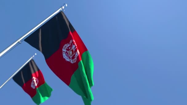 Afghánská národní vlajka vlaje ve větru proti modré obloze — Stock video