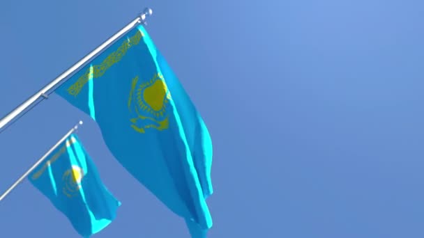 De nationale vlag van Kazachstan vliegt in de wind tegen een blauwe lucht. — Stockvideo