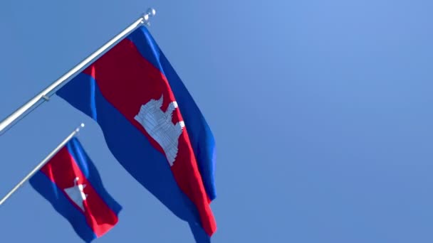 Η εθνική σημαία της Καμπότζης κυματίζει στον άνεμο ενάντια στον γαλάζιο ουρανό. — Αρχείο Βίντεο