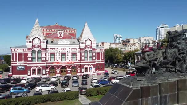 Edifício de teatro dramático e monumento a Chapaev e soldados do exército vermelho em Samara, Rússia. Dia ensolarado claro, 3 de setembro de 2020 — Vídeo de Stock