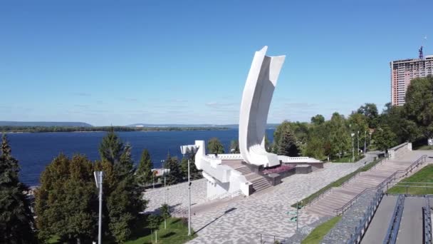 Monument of a sailboat named Rook and Volga river in Samara, Russia. Clear Sunny day, September 3, 2020 — Stock Video