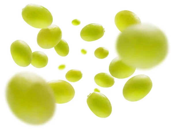 Yeşil üzümler beyaz arkaplanda havalanır — Stok fotoğraf