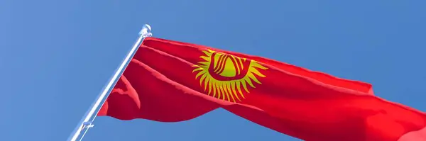 Rendering 3D della bandiera nazionale del Kirghizistan sventola nel vento — Foto Stock