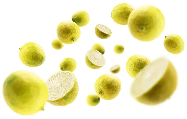 Sarı limonlar beyaz arkaplanda havalanır — Stok fotoğraf