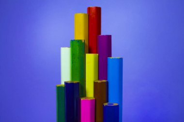 Hafif bir arka plan üzerinde kalem demet