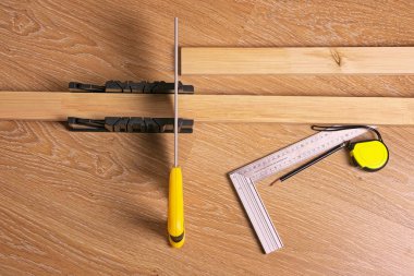 ahşap çubukları tezgah üzerinde kesme araçları. demir testeresi ve Gönye kutusu