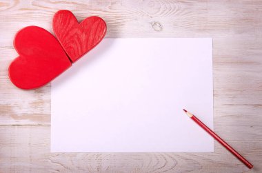 Kırmızı kalp. Sevgililer günü mesajı. Masadaki kırmızı kalem..