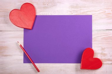 Kırmızı kalp. Sevgililer günü mesajı. Masadaki kırmızı kalem..