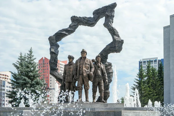 Kemerovo, Rusya - 21 Temmuz 2018: Çeşme-anıt güç, madenciliği gelenekleri. Madenciler sanatları Meydanı üç bronz heykeller.