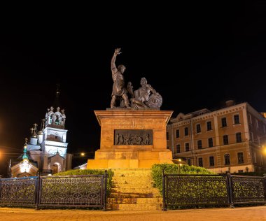 Nijniy Novgorod, Rusya - 22 Ağustos 2017: Minin ve Kremlin gece yakınındaki Pozharsky anıt.
