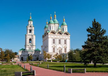 Astrakhan, Rusya - 12 Eylül 2017: Varsayım Cathedral ve katedral çan kulesi Astrahan Kremlin bölgesinde Prechistinsky kapaklı.