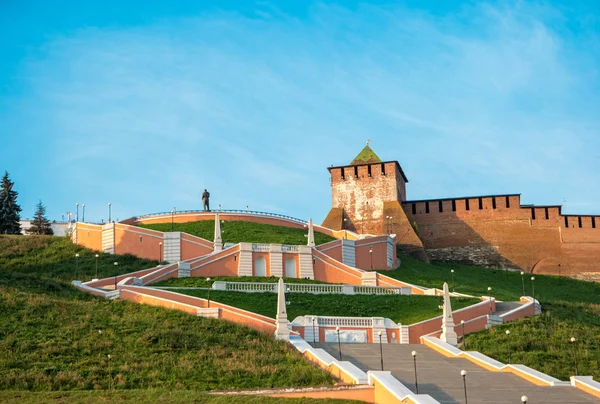 Nizhny Novgorod, Rusya Federasyonu. Chkalov merdiven ve kremlin Georgievskaya Kulesi için görüntüleyin.