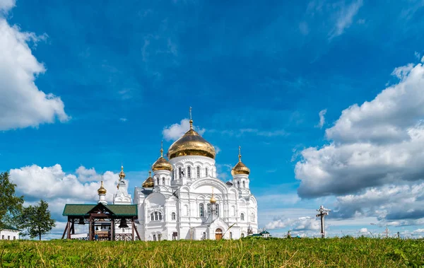 Belogorsky Manastırı (manastır). Temple Hill in Perm Krayı, Rusya.