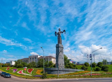 Ulan Ude, Rusya-3 Ağustos 2018: Anıt konuksever Buryatia. Heykel anne Buryatia Buryatia Cumhuriyeti yüksek olduğu.