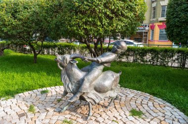 Ulan Batur, Moğolistan - 8 Ağustos 2018: Heykel bir keçi bir yaya kareler şehrin içinde sürme çocuğun.