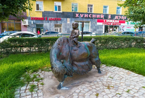 Ulán Bator Mongolia Agosto 2018 Escultura Niño Montando Yak Mongoliano — Foto de Stock