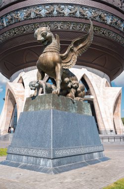 Kazan, Rusya - 19 Ağustos 2017: Kar leoparı yavrularını aile Merkezi 