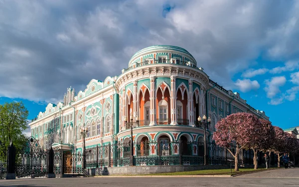 Ekaterinburg, Rusya Federasyonu - 7 Haziran 2018: Sevastyanov ev şehir gölet yakınındaki Dünya Kupası 2018, şehrin sembolü biridir.