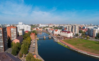 Kaliningrad merkezinin panoramik manzarası, Fish Village ve Jubilee Köprüsü 'ne bakmaktadır..