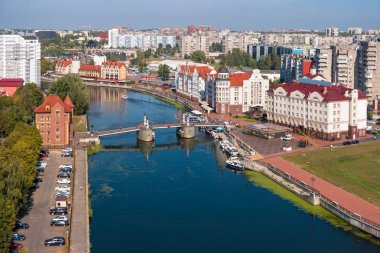 Pregolya Nehri ve balıkçı köyü 'ndeki Jubilee Köprüsü 'nün manzarası. Kaliningrad, Rusya Federasyonu.