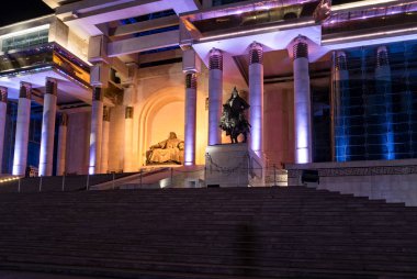 Uaanbaatar, Moğolistan-8 Ağustos 2018: Sukhbaatar Meydanı 'nda Muqali ve cengiz han heykeli. Gece aydınlatma ile Moğolistan Devlet tarihi Müzesi.