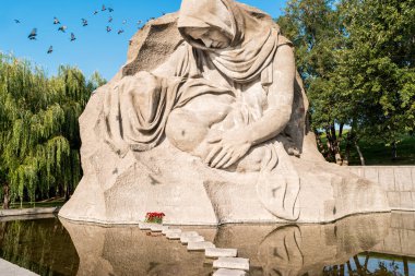 Volgograd, Rusya - 28 Ağustos 2017: Mamayev Kurgan'da Kederli Anne Heykeli. Stalingrad Savaşı anısına anıt kompleksi.