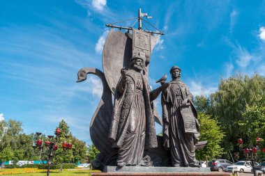 İzhevsk, Rusya - 18 Ağustos 2017: St. Michael Katedrali 'ndeki Peter ve Fevronia Anıtı.