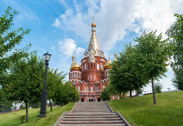 Ortodoks Kilisesi'nin kule ve kubbelerinin manzarası. Izhevsk şehrindeki St. Michael Katedrali, Rusya.