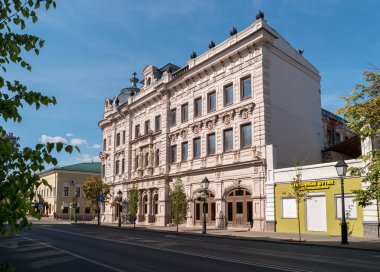 Kazan, Rusya - 19 Ağustos 2017: Alexandrovsky Geçidi'nin caryatids ile cephe.