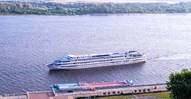 Nizhny Novgorod, Rusya - 23 Ağustos 2017: Motorlu gemi Fyodor Dostoyevski, Volga Nehri kıyısında rıhtıma demirledi.