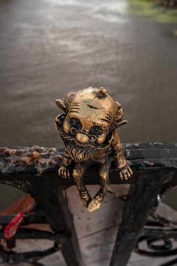 Kaliningrad, Rusya - 24 Eylül 2018: Büyükbaba Homlin Anıtı. Nehir Pregolya üzerinde bal köprüsü üzerinde Sevimli heykel.