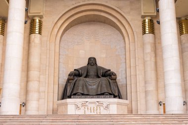 Ulaanbaatar, Moğolistan - 8 Ağustos 2018: Sukhbaatar Meydanı'nda Cengiz Han Heykeli. Moğolistan Devlet Tarih Müzesi.