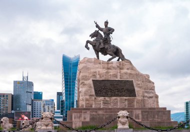 Ulaanbaatar, Moğolistan - 8 Ağustos 2018: Gökdelenlerin arka planında Moğol devrimci kahramanı Sukhbaatar heykeli.