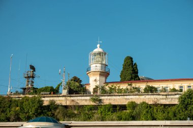 Soçi, Rusya - 2 Eylül 2017: Soçi limanındaki ilk şehir deniz feneri.