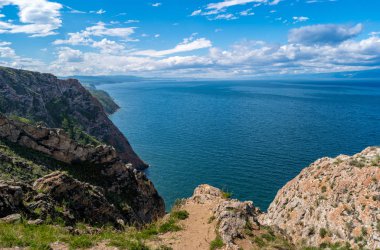 Baykal Gölü manzarası ve Olhun Adası kıyı şeridi.