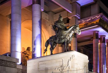 Ulaanbaatar, Moğolistan - 8 Ağustos 2018: Sukhbaatar Meydanı'nda Boorchi ve Cengiz Han Heykeli.