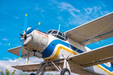 Ulan-Ude, Rusya - 3 Ağustos 2018: Baykal havaalanının eski binasının önündeki anıt olarak Antonov An-2.