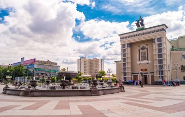 Ulan-Ude, Rusya - 3 Ağustos 2018: Buryat State akademik opera ve bale tiyatrosunun yanındaki Müzik Çeşmesi. Tiyatro Meydanı'ndan şehir merkezinin görünümü.