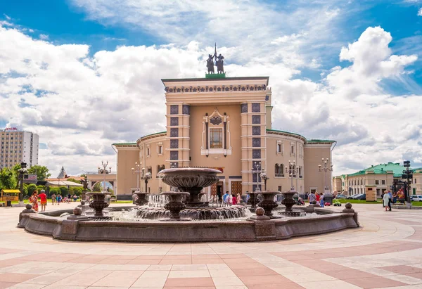 Ulan-Ude, Rusya - 3 Ağustos 2018: Buryat State akademik opera ve bale tiyatrosu nun önündeki Müzik Çeşmesi'nin manzarası tiyatro meydanında.