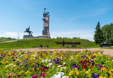 Veliky Novgorod, Rusya - 17 Haziran 2019: Zafer Anıtı ile Catherine tepesindeanıt görünümü.