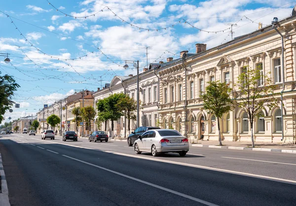 Tver, Rusya - 16 Haziran 2019: Şehrin tarihi merkezinde Sovetskaya caddesinde şehir trafiği.