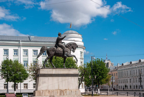 Тверь, Россия - 16 июня 2019 года: Памятник Михаилу Тверскому на фоне городского пейзажа. Административный центр города
.