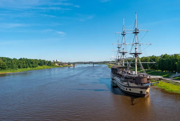 Veliky Novgorod, Rusya - 17 Haziran 2019: Volkhov nehri üzerinde demirlemiş 