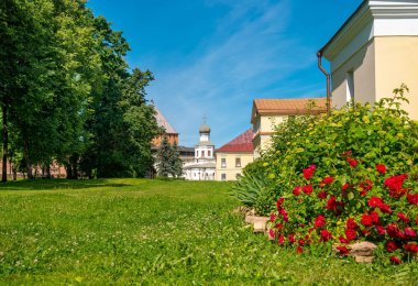 Kutsal Bakire'nin Müsese Kilisesi'nin ve Novgorod Kremlin topraklarındaki binaların görünümü. Veliky Novgorod, Rusya Federasyonu.
